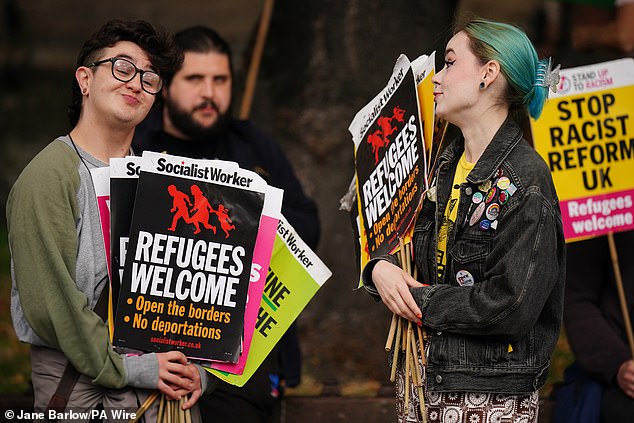 Counter-protesters held signs reading 'refugees welcome' in Perth on Saturday