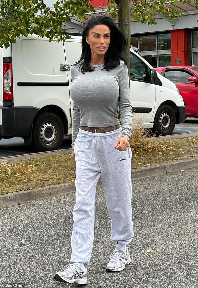 Katie displayed her inked skin in her casual T-shirt