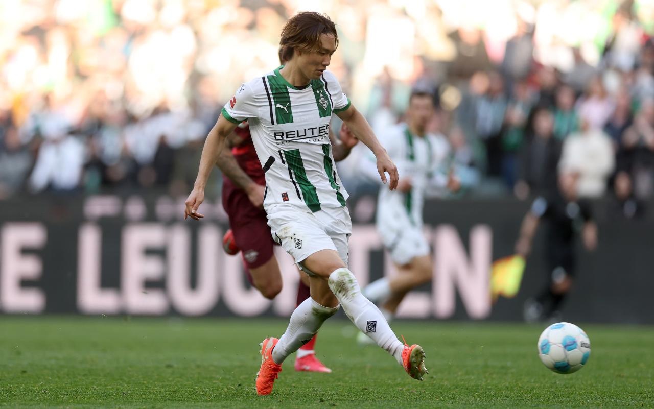Gladbach reject Ajax's initial bid for Itakura, reports Sky Germany