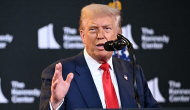 Trump shrugs off suspected Russian hack of U.S. courts