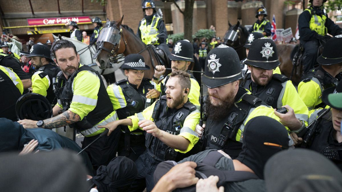 Protests in UK against asylum seeker housing continue, counter-protests arise