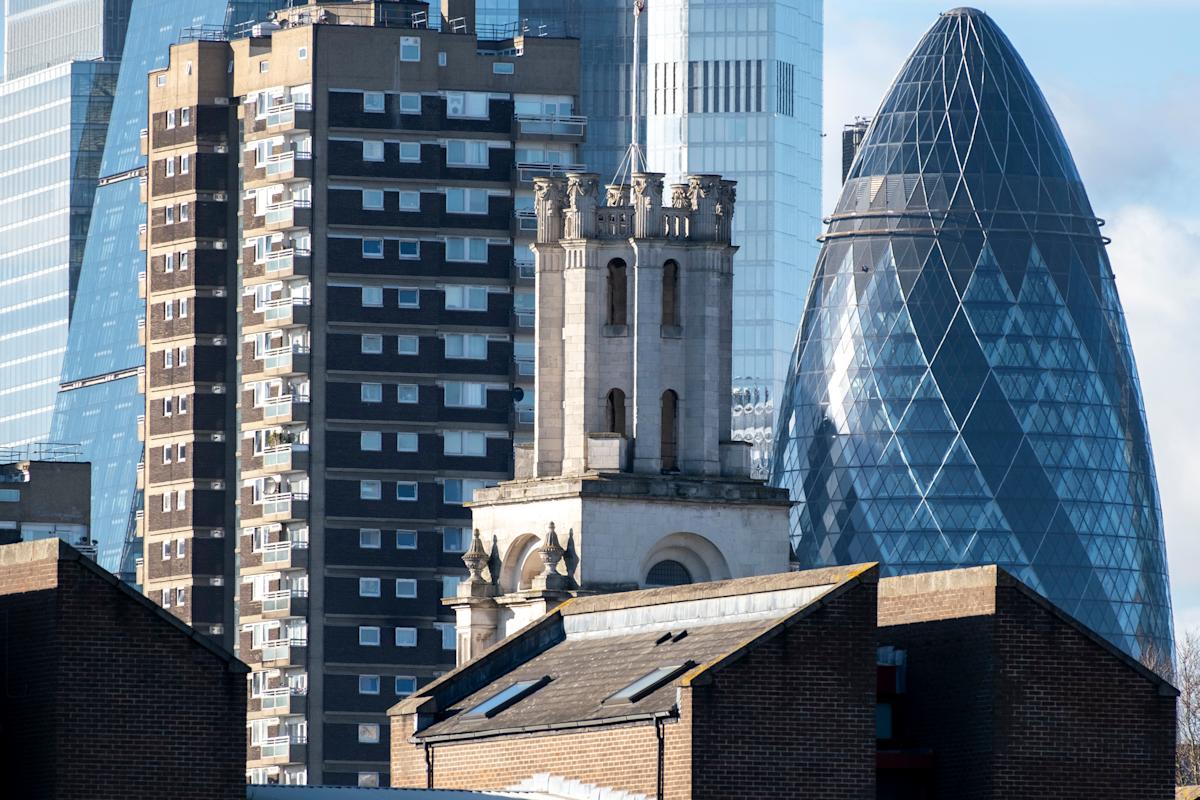 FTSE 100 and US stocks take a knock as traders' eye earnings and tariffs