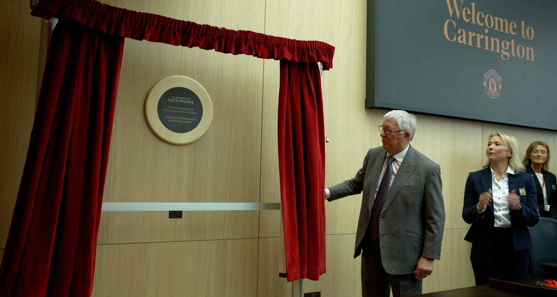 Sir Alex Ferguson unveils Carrington plaque for Kath Phipps - Manchester United Website