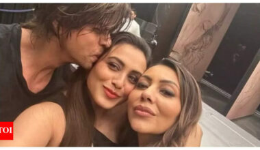 Shah Rukh Khan has an adorable request for wife Gauri Khan after his National Award win: "Please brag about me..." |