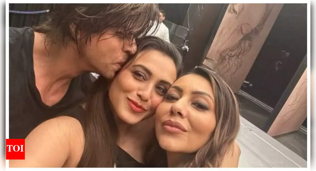 Shah Rukh Khan has an adorable request for wife Gauri Khan after his National Award win: "Please brag about me..." |