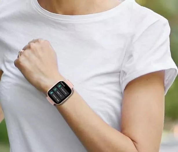 A woman wearing the Cillso smart watch in rose