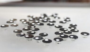 Threshold effects enable self-stopping robot swarms