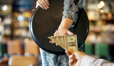 Las Vegas servers see their tips drop 50% amid high prices and tourism decline