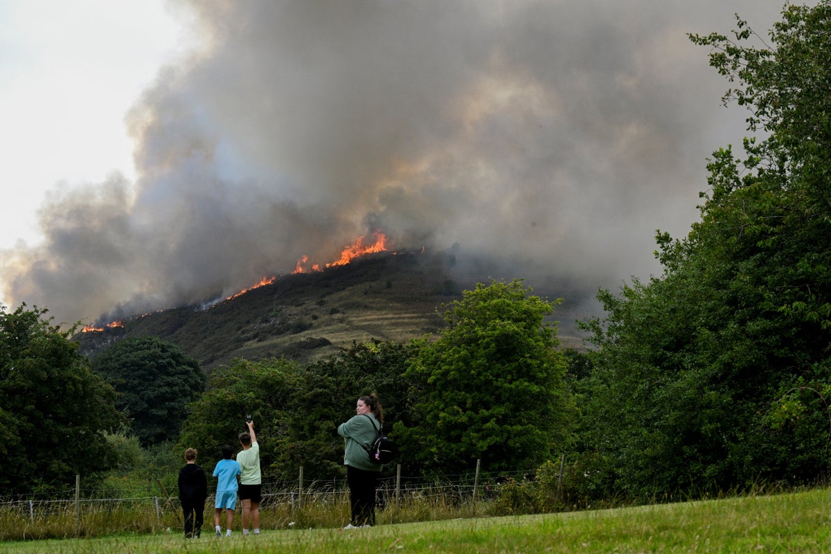 Edinburgh fire LIVE: Arthur’s Seat in flames with smoke seen for miles across city