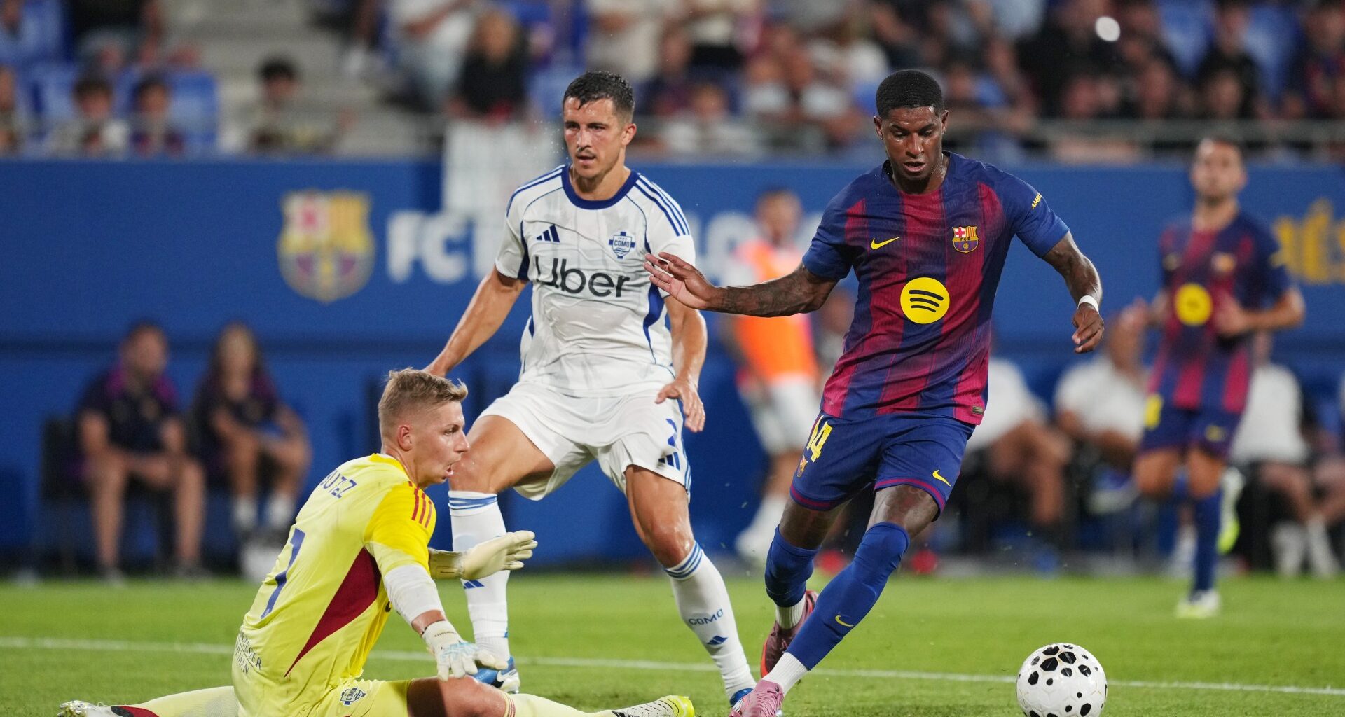 Marcus Rashford missing open goal leaves three stunned Barcelona teammates with head in hands