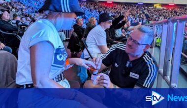 Oasis fan proposes to stunned girlfriend during Murrayfield show