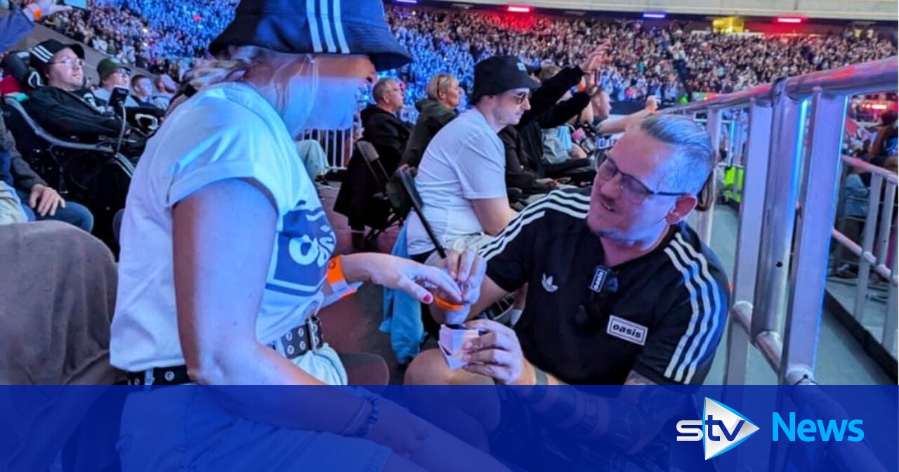 Oasis fan proposes to stunned girlfriend during Murrayfield show