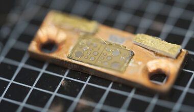 Energy-efficient ultracompact laser reduces light loss in all directions