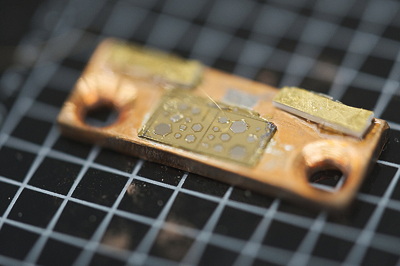 Energy-efficient ultracompact laser reduces light loss in all directions