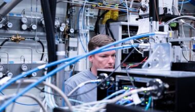 X-ray flashes reveal how electron-hole pairs tug at atoms inside quantum dots
