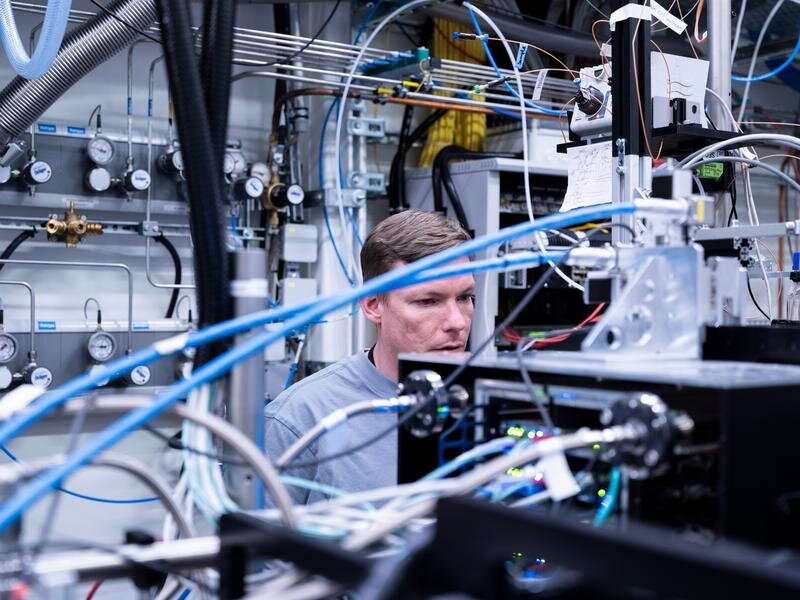 X-ray flashes reveal how electron-hole pairs tug at atoms inside quantum dots