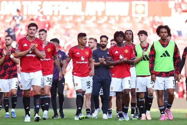 Ruben Amorim and his Manchester United players applauding the crowd after their defeat to Arsenal