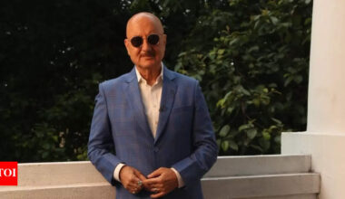 Anupam Kher gives fitness goals at 70: Inspires with intense workout video and says, 'Life is like a biecycle' |