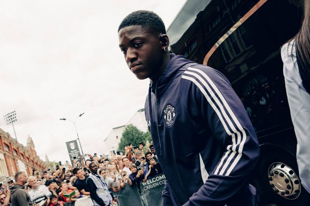 Kobbie Mainoo arrives at Fulham