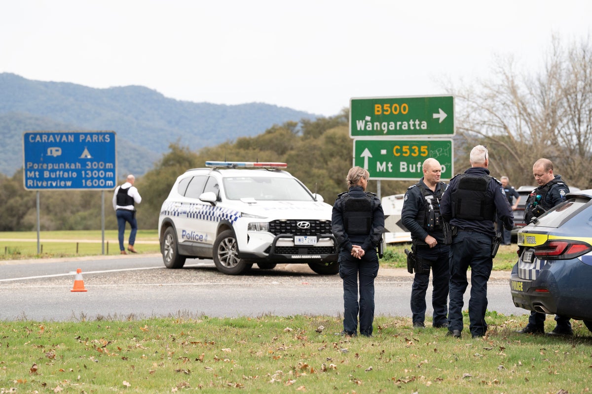 Australia Porepunkah shooting live: Two officers dead and search underway for gunman ‘accompanied by a child’
