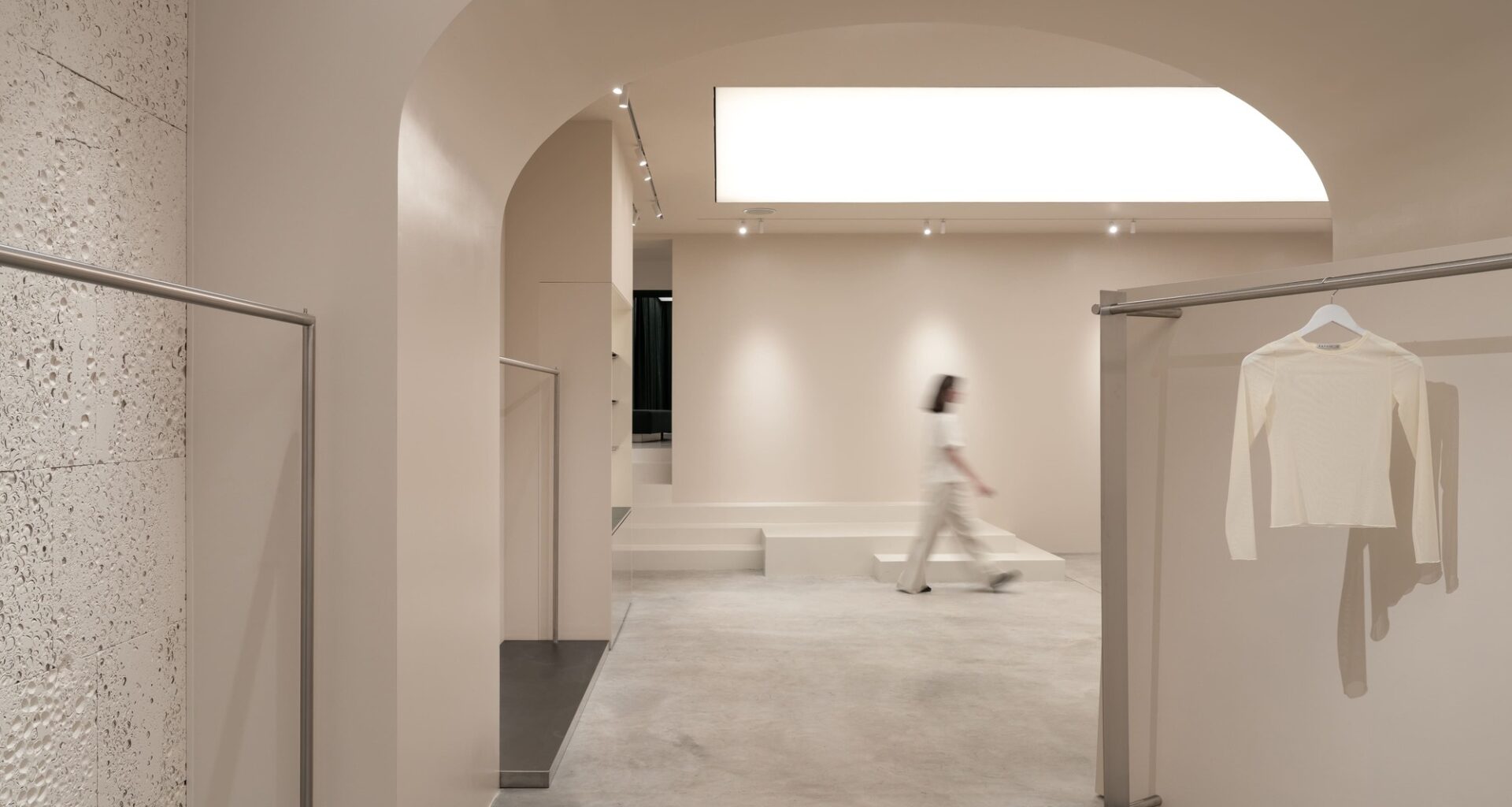 PAPAYA Brand Showroom / Between The Walls