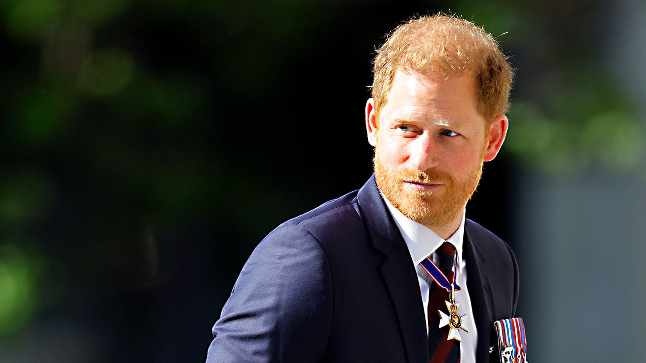 Prince Harry stops doing tell-alls in attempt to reconcile with royals: expert