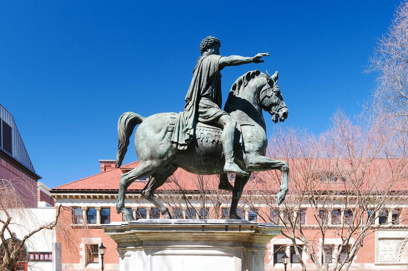 6 Stoicism Books to Understand the Ancient Philosophy