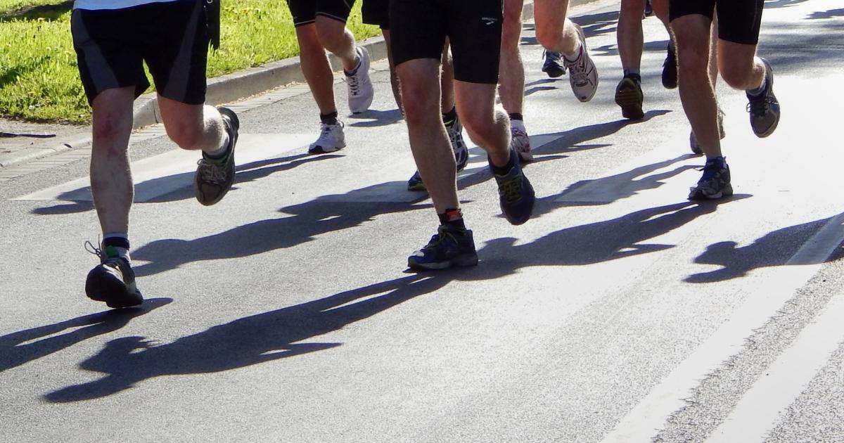 Driver mounted pavement to pass traffic during Glasgow Men's 10k