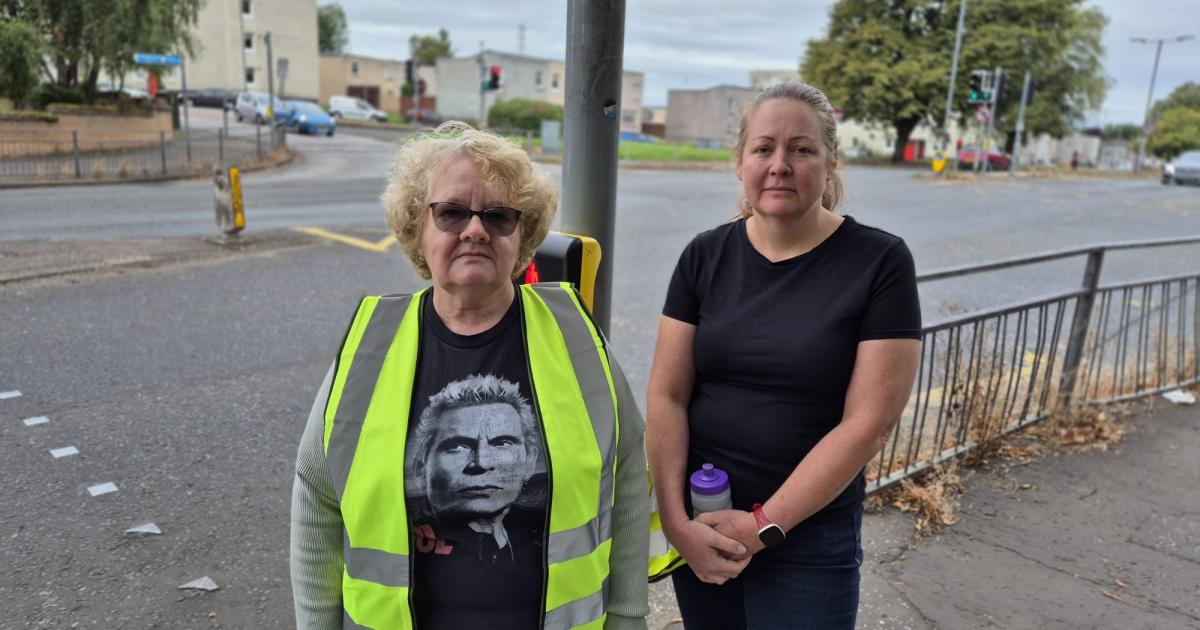 Parents become lollipop ladies at 'dangerous' Clydebank road