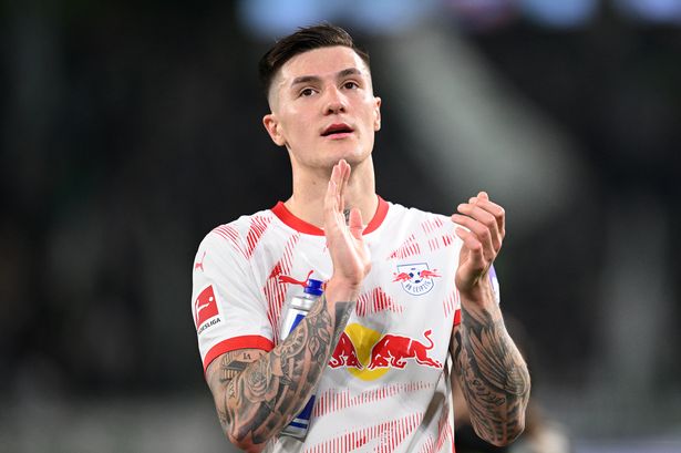 Benjamin Sesko of RB Leipzig applauds the fans after defeating VfL Wolfsburg during the Bundesliga match between VfL Wolfsburg and RB Leipzig at the Volkswagen Arena on April 11, 2025 in Wolfsburg, Germany