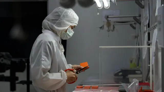 Seorang pekerja di SK Polymer, yang memproduksi produk karet untuk diekspor ke AS