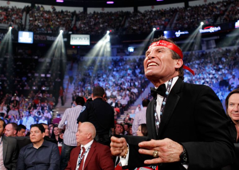 Retired boxer Julio Cesar Chavez urges on his son Julio Cesar Chavez Jr. as he fights against Sergio Martinez during their title fight at the Thomas & Mack Center in Las Vegas, Nevada September 15, 2012. REUTERS/Steve Marcus (UNITED STATES - Tags: SPORT BOXING)