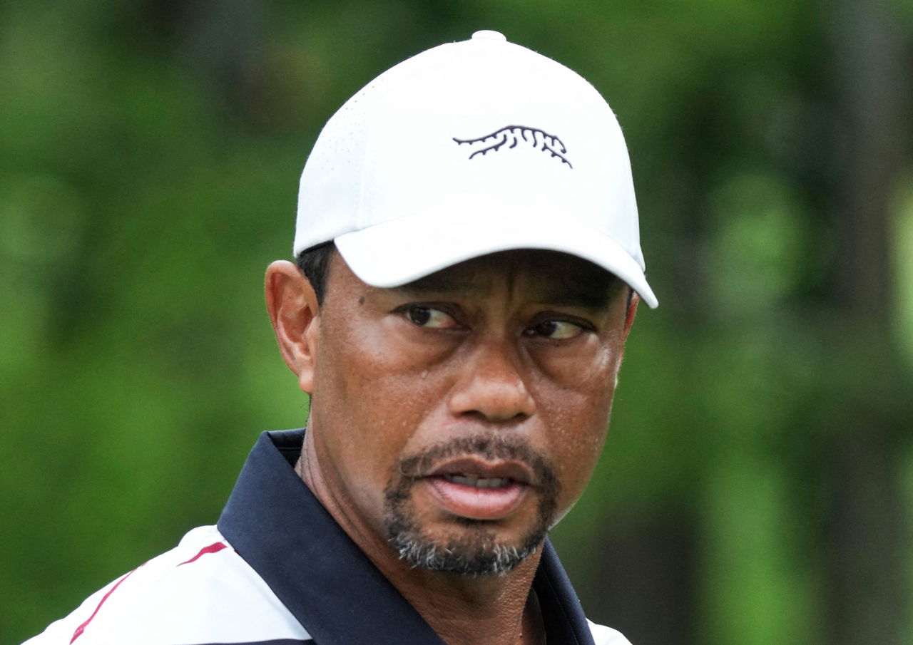 Golf legend Tiger Woods catches stray from major champ: "It doesn't help him"