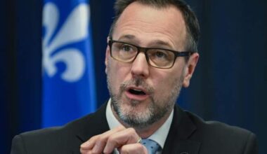 Quebec government to table bill to ban prayer in public places