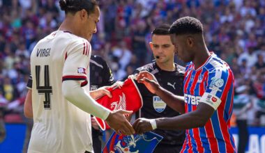 LONDON, ENGLAND - Sunday, August 10, 2025: Liverpool’s captain Virgil van Dijk (L) exchanges pennants with Crystal Palace's captain Marc Guéhi before the FA Community Shield match between Crystal Palace FC and Liverpool FC at Wembley Stadium. Palace won 3-1 on penalties after a 2-2 draw. (Photo by David Rawcliffe/Propaganda)