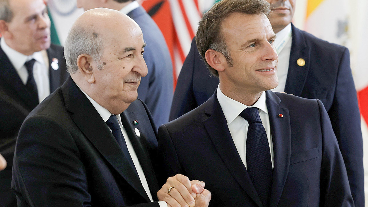 El presidente de Argelia, Abdelmadjid Tebboune, y el presidente francés, Emmanuel Macron, conversan antes de una sesión sobre Inteligencia Artificial (IA), Energía, África y el Mediterráneo en el segundo día de la cumbre del G7 en Borgo Egnazia, Italia, el 14 de junio de 2024 - REUTERS/ LOUISA GOULIAMAKI