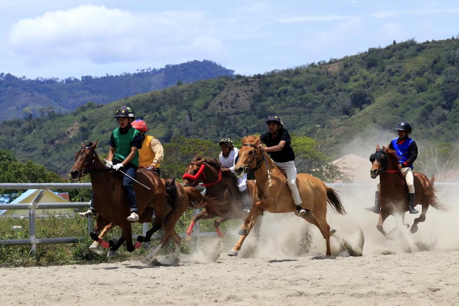 Indonesian teenagers compete in traditional horse race-Xinhua