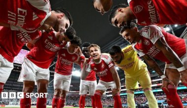 Arsenal players talk in a huddle