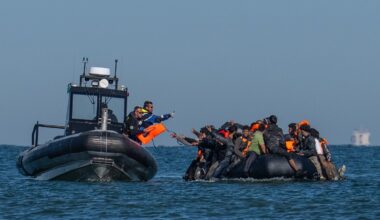 French interception of small boats at sea threatened by confidence vote