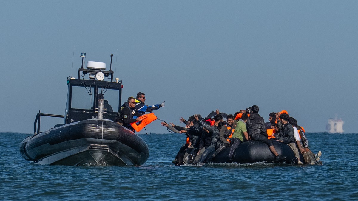 French interception of small boats at sea threatened by confidence vote