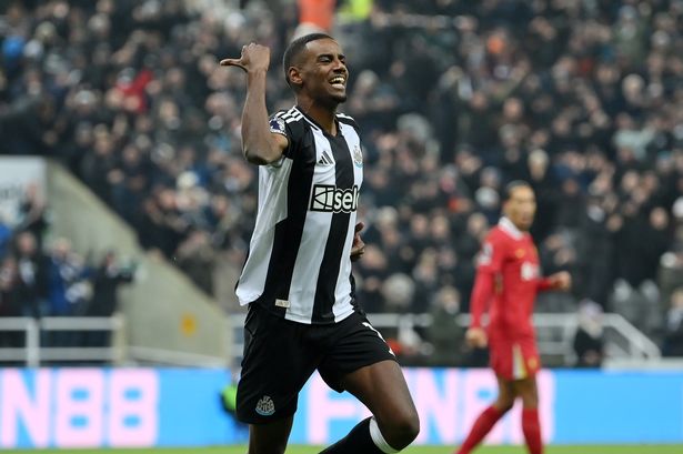 NEWCASTLE UPON TYNE, ENGLAND - DECEMBER 04: Alexander Isak of Newcastle United celebrates scoring his team's first goal during the Premier League match between Newcastle United FC and Liverpool FC at St James' Park on December 04, 2024 in Newcastle upon Tyne, England. (Photo by Justin Setterfield/Getty Images)