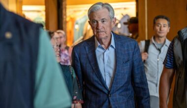 US Inflation to Edge Up as Powell Shifts on Job Market
