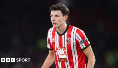 Anel Ahmedhodzic wearing a red and white Sheffield United shirt