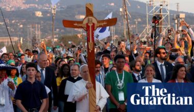 Pope Leo XIV gets rock star welcome from young Catholics at huge vigil | Pope Leo XIV
