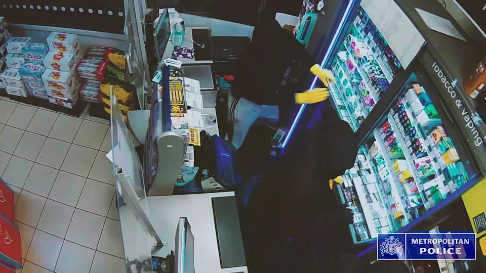 Shoplifters target Co-op store Hackney (Metropolitan Police)