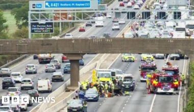 M1 southbound in Bedfordshire due to multi-vehicle serious crash