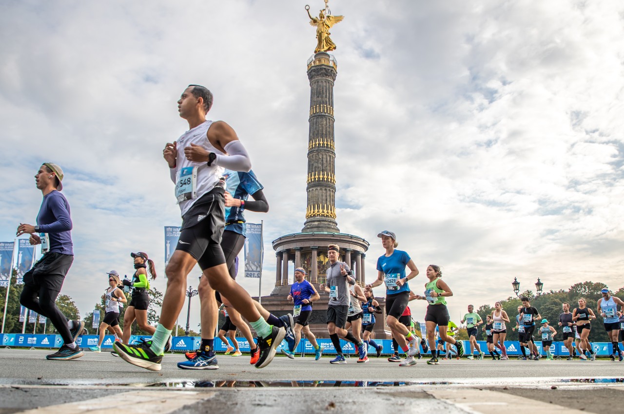 Marathon runners pass the Victory Column in Berlin.