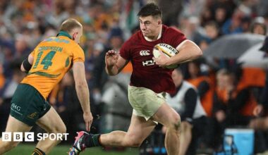 Dan Sheehan carries the ball