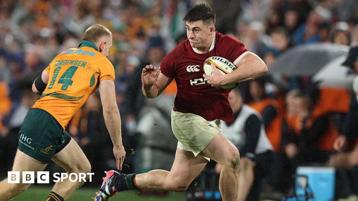 Dan Sheehan carries the ball