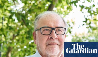 Starmer’s team seen as ‘tired, same-again politicians’, says Labour peer | UK news